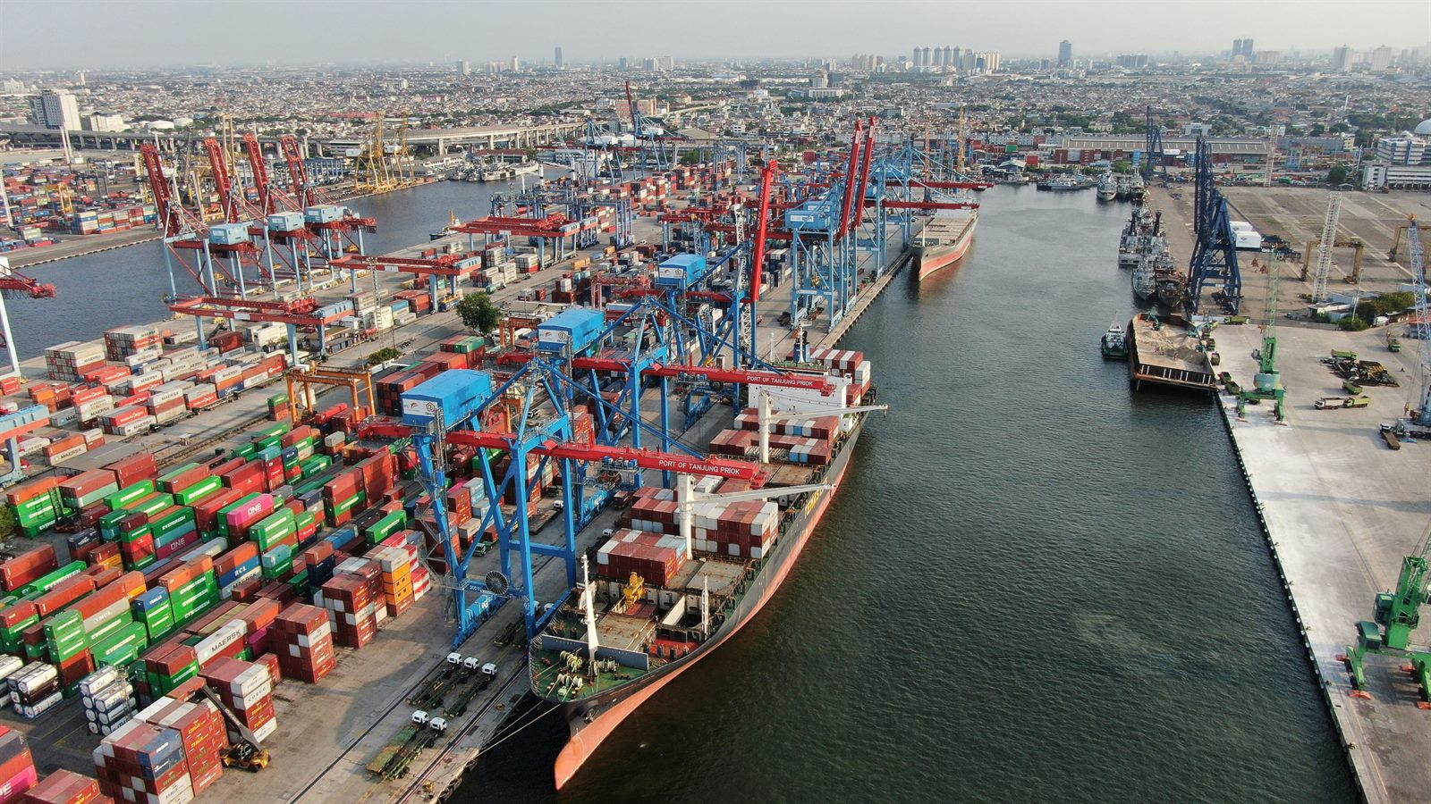 International container port and logistics corridor
